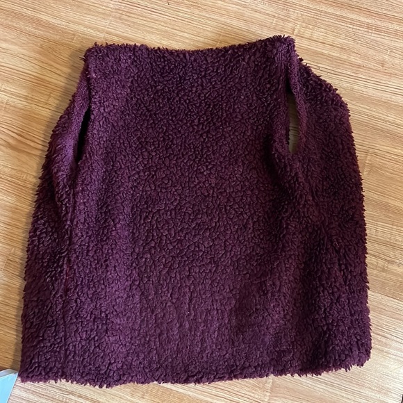 4/$25 SALE The Paper Store Designer Maroon Trendy Teddy Sherpa Vest - Picture 2 of 3